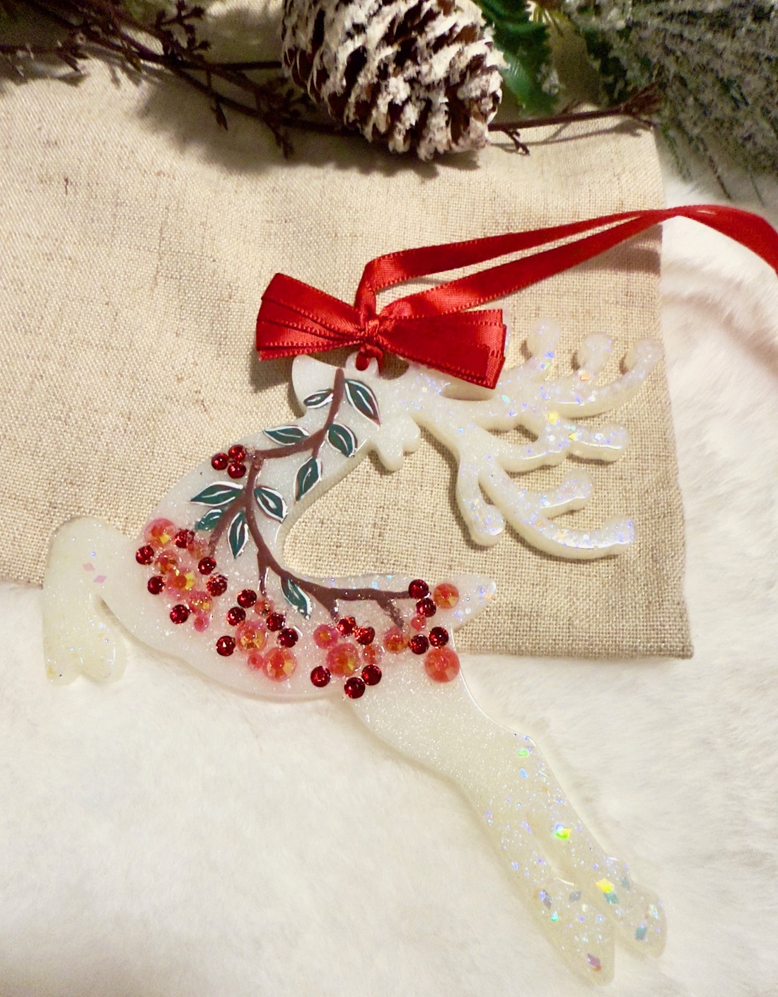 Ren rasina cu Detalii rosii Ornament Handmade - crăciun - decorațiuni de crăciun de casă - globuri de crăciun - Artynos.ro