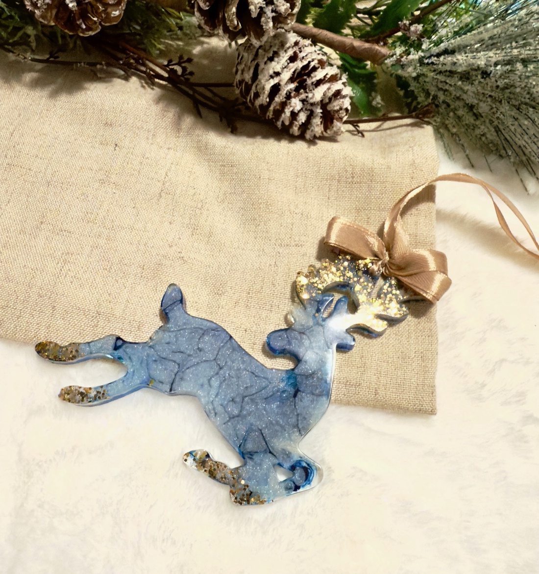 Ren Albastru cu Accente de Sclipici Decor Elegant de Iarnă 2 - crăciun - decorațiuni de crăciun de casă - globuri de crăciun - Artynos.ro