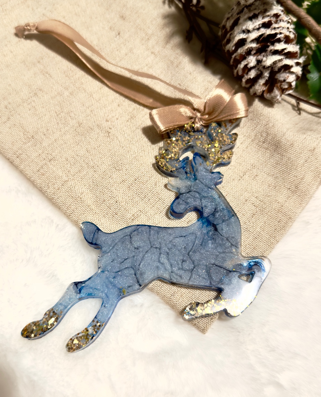 Ren Albastru cu Accente de Sclipici Decor Elegant de Iarnă 2 - crăciun - decorațiuni de crăciun de casă - globuri de crăciun - Artynos.ro