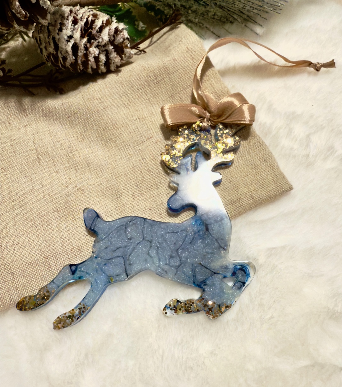 Ren Albastru cu Accente de Sclipici Decor Elegant de Iarnă 2 - crăciun - decorațiuni de crăciun de casă - globuri de crăciun - Artynos.ro