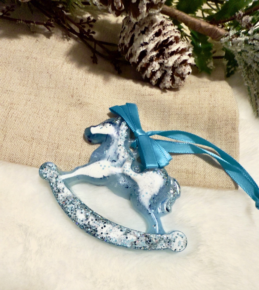 Căluț Balansoar din Rășină Albastru Înghețat - crăciun - decorațiuni de crăciun de casă - globuri de crăciun - Artynos.ro