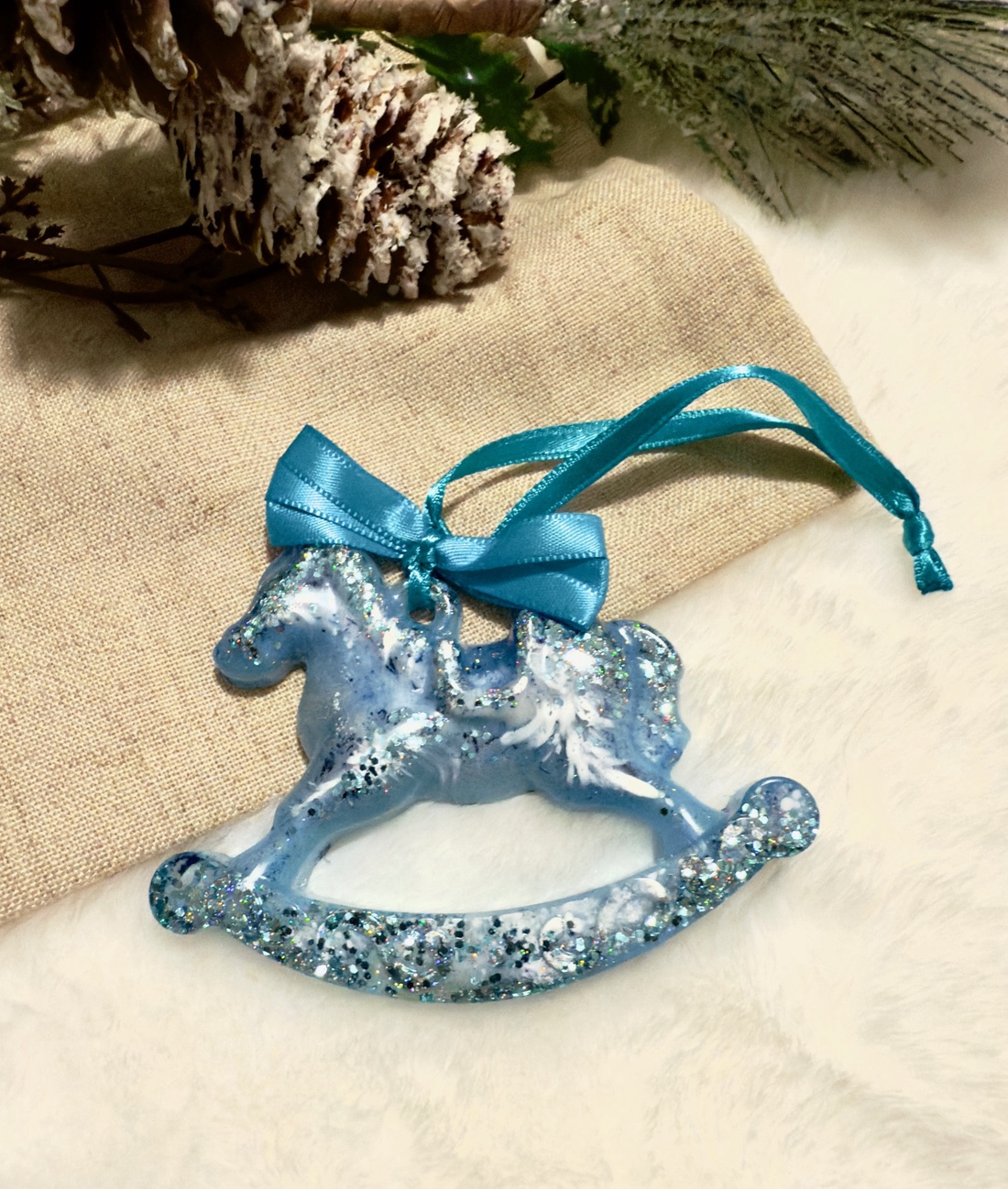 Căluț Balansoar din Rășină Albastru Înghețat - crăciun - decorațiuni de crăciun de casă - globuri de crăciun - Artynos.ro