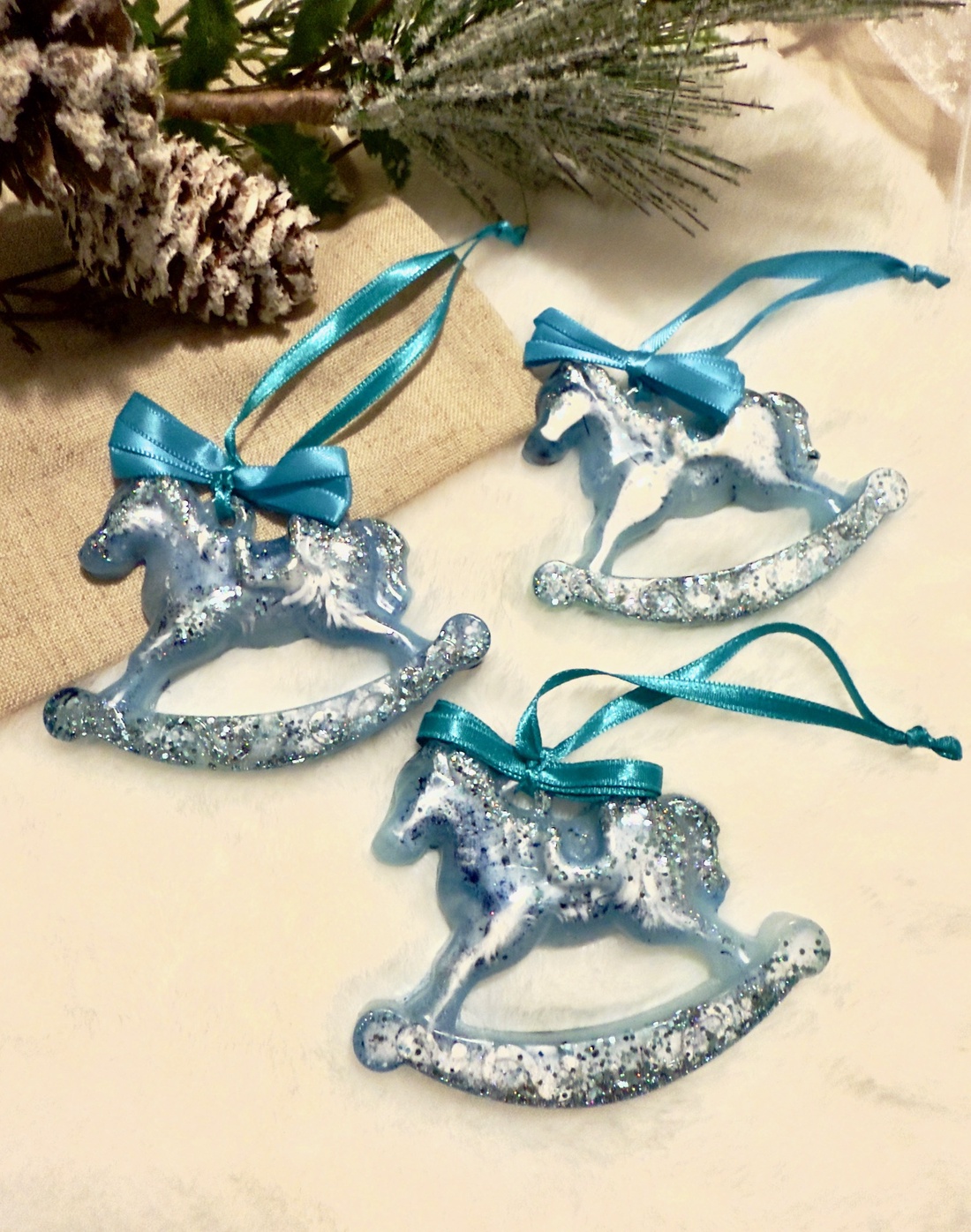 Căluț Balansoar din Rășină Albastru Înghețat - crăciun - decorațiuni de crăciun de casă - globuri de crăciun - Artynos.ro