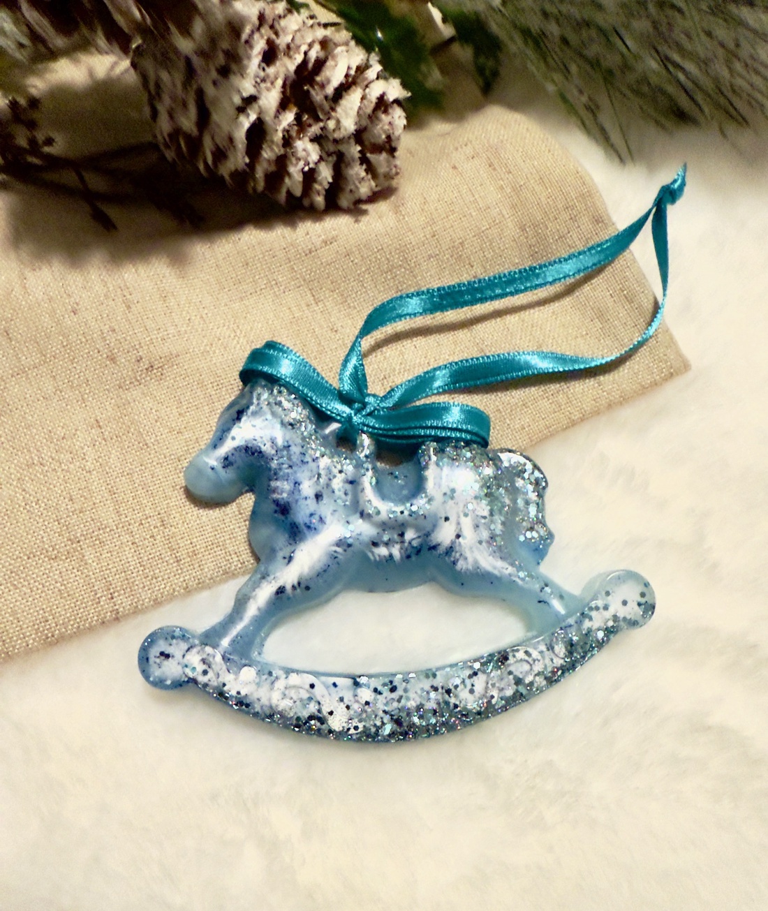 Căluț Balansoar din Rășină Albastru Înghețat - crăciun - decorațiuni de crăciun de casă - globuri de crăciun - Artynos.ro