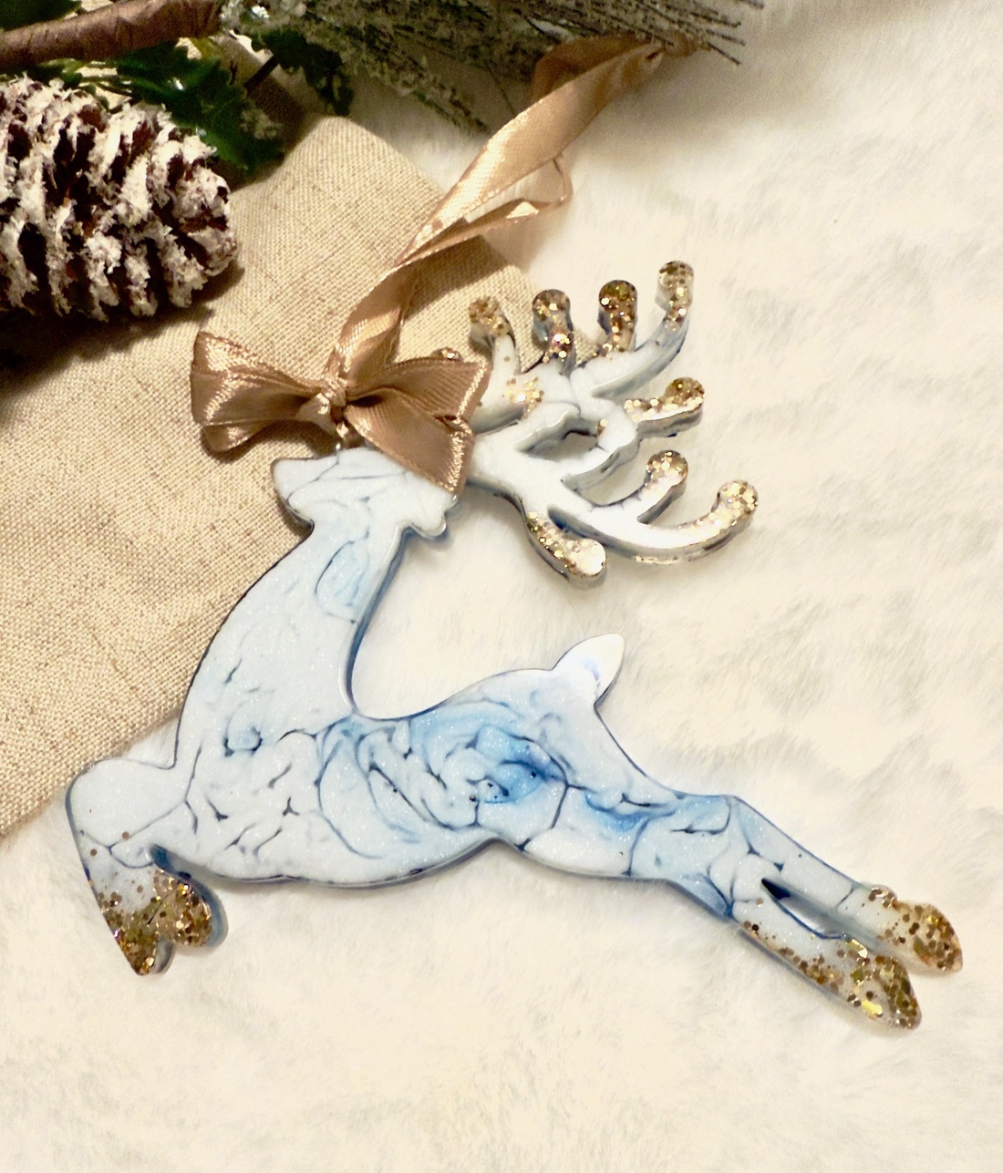 Ren Albastru cu Accente de Sclipici Decoratiune de Iarnă - crăciun - decorațiuni de crăciun de casă - globuri de crăciun - Artynos.ro