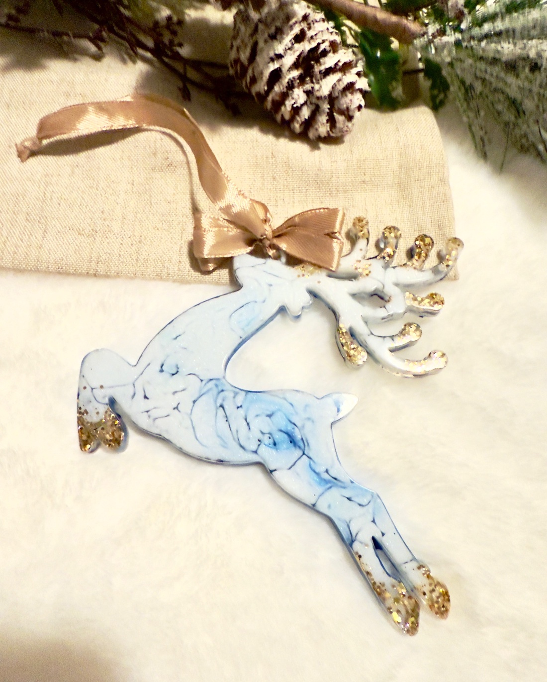 Ren Albastru cu Accente de Sclipici Decoratiune de Iarnă - crăciun - decorațiuni de crăciun de casă - globuri de crăciun - Artynos.ro