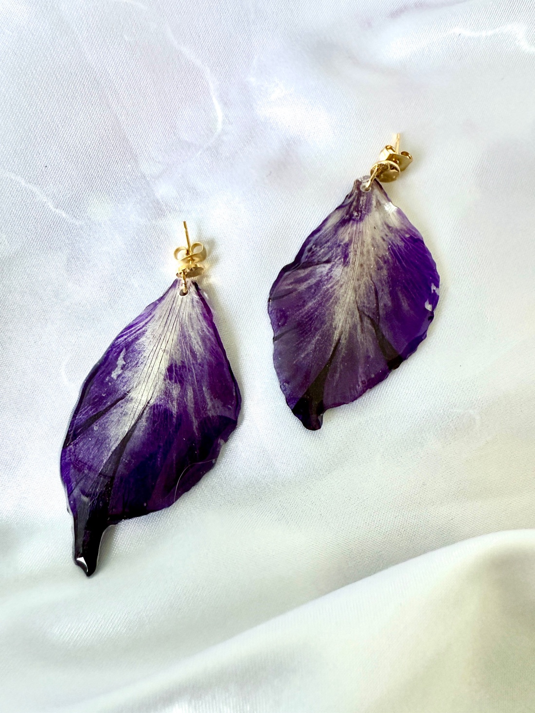 Cercei cu petale de gladiola mov si rasina - bijuterii - cercei - cercei din rășină - Artynos.ro