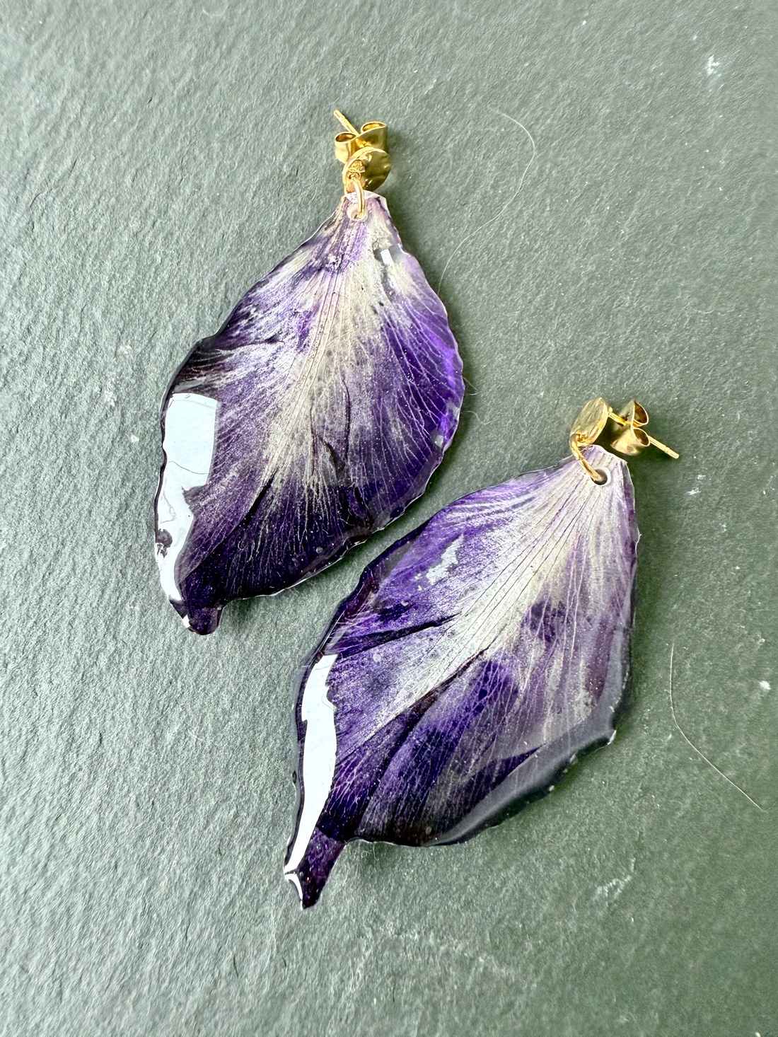 Cercei cu petale de gladiola mov si rasina - bijuterii - cercei - cercei din rășină - Artynos.ro
