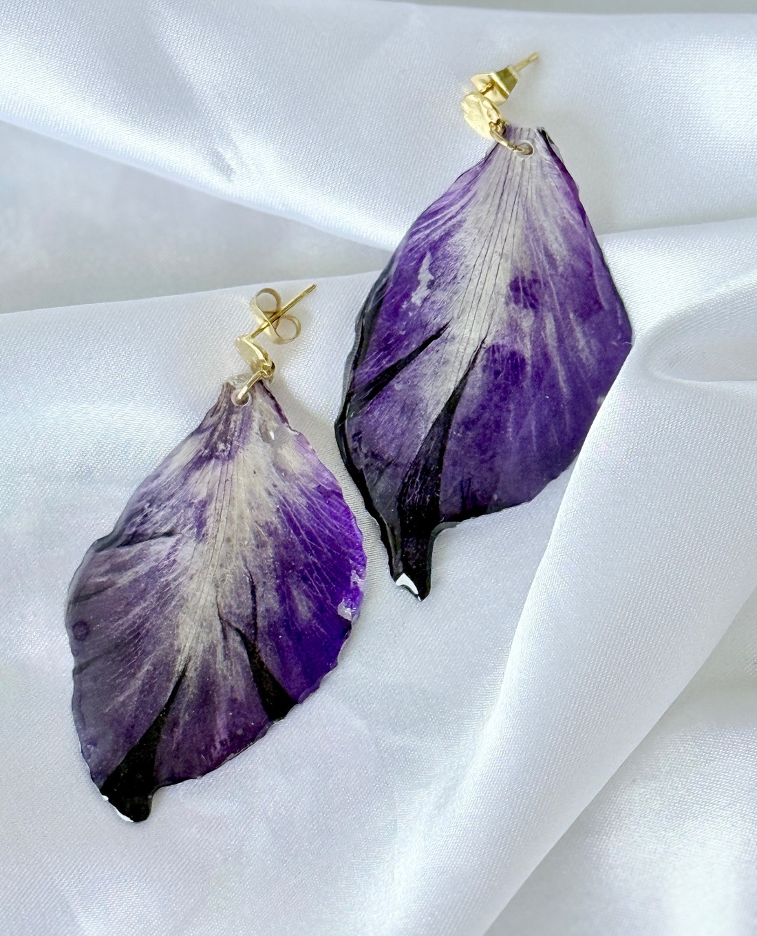 Cercei cu petale de gladiola mov si rasina - bijuterii - cercei - cercei din rășină - Artynos.ro