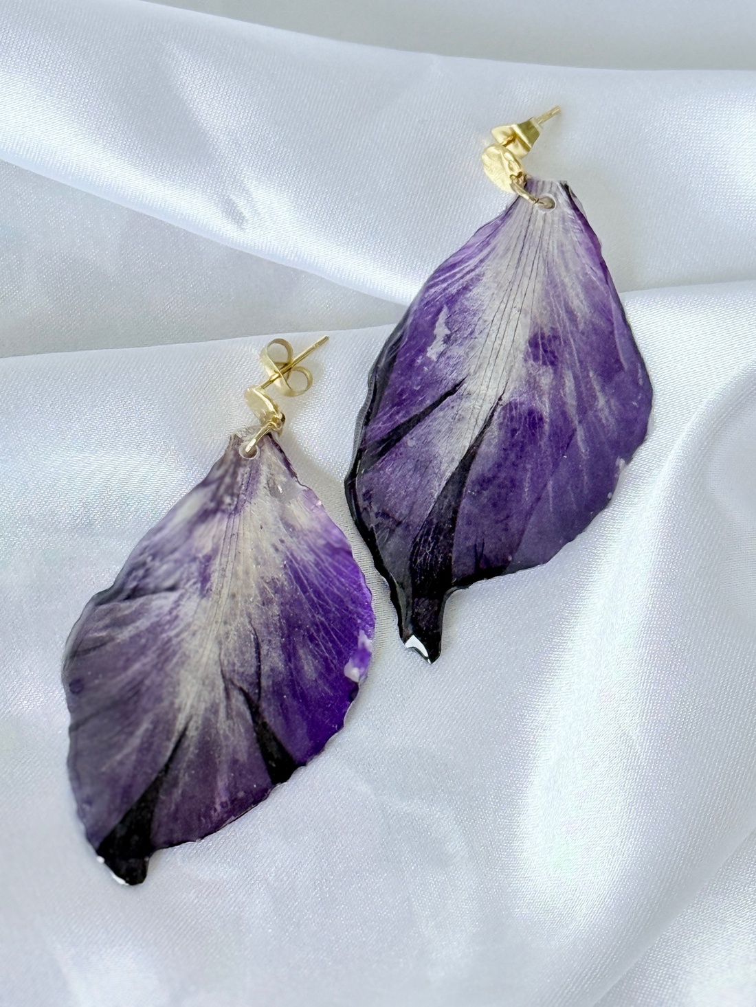 Cercei cu petale de gladiola mov si rasina - bijuterii - cercei - cercei din rășină - Artynos.ro