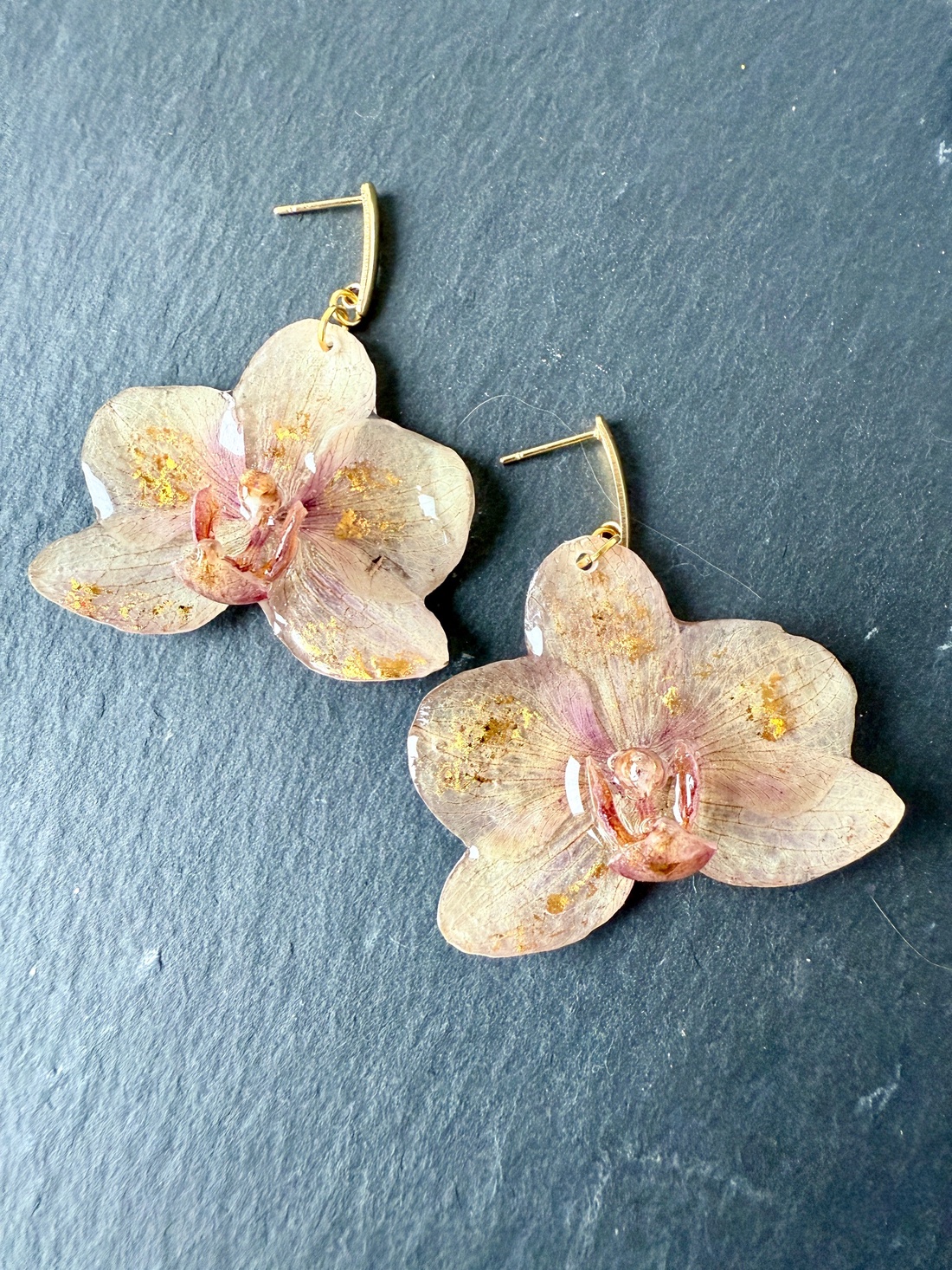 Cercei cu orhidee si rasina uv produs handmade - bijuterii - cercei - cercei din rășină - Artynos.ro