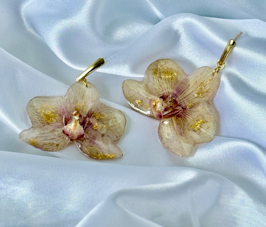 Cercei cu orhidee si rasina uv produs handmade - bijuterii - cercei - cercei din rășină - Artynos.ro