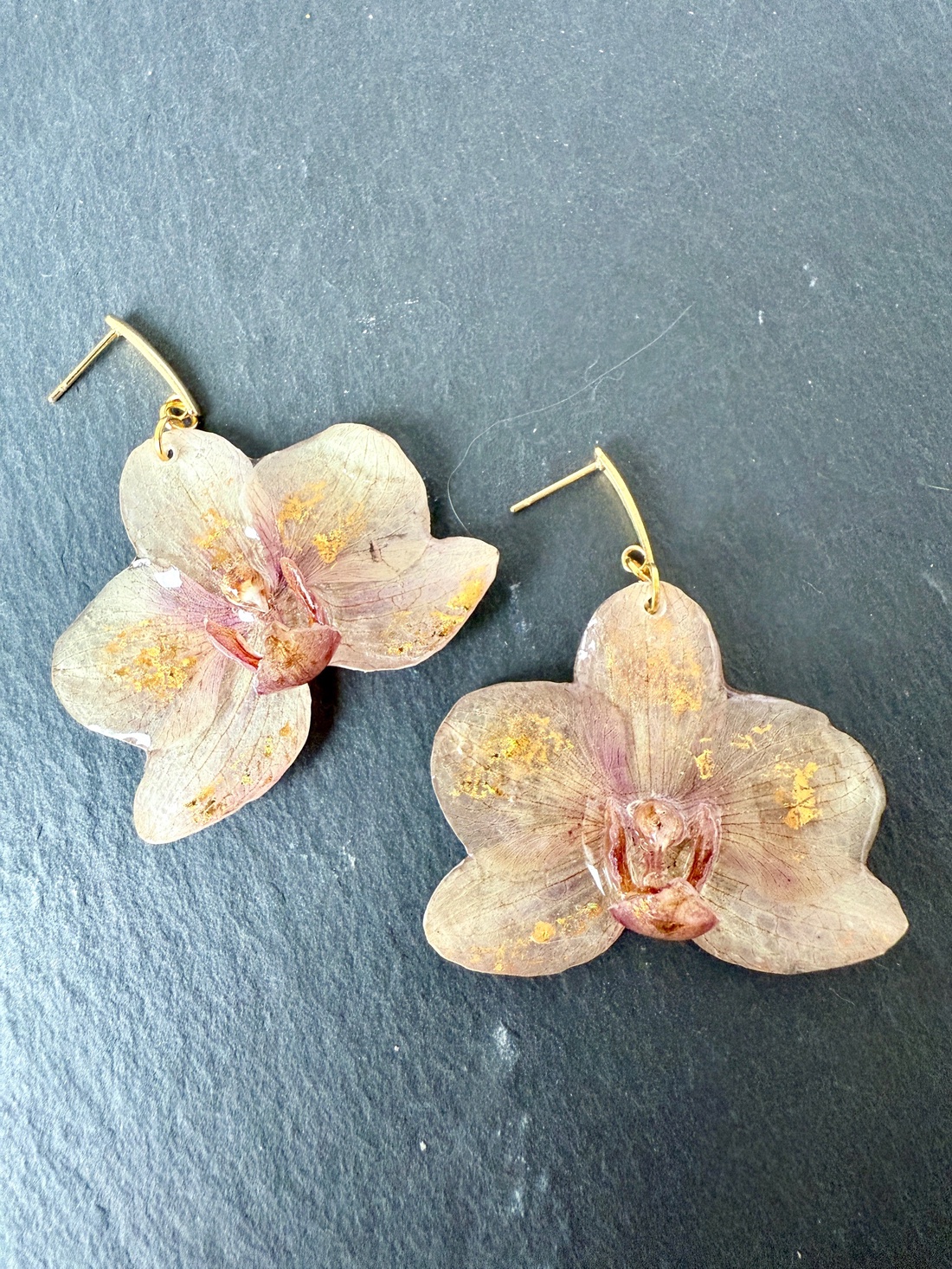 Cercei cu orhidee si rasina uv produs handmade - bijuterii - cercei - cercei din rășină - Artynos.ro