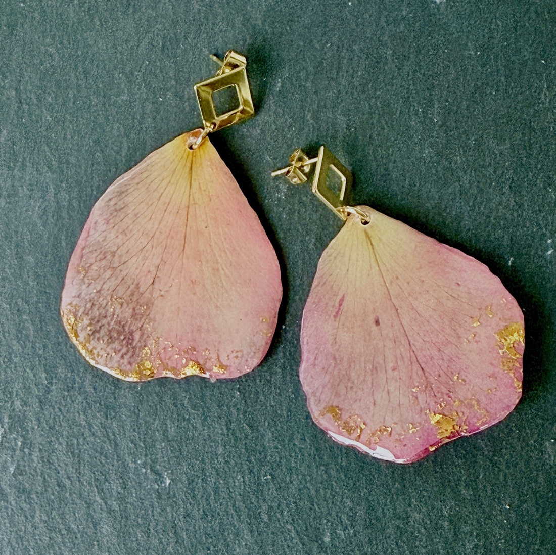Cercei petale de trandafir roz si rasina - bijuterii - cercei - cercei din rășină - Artynos.ro