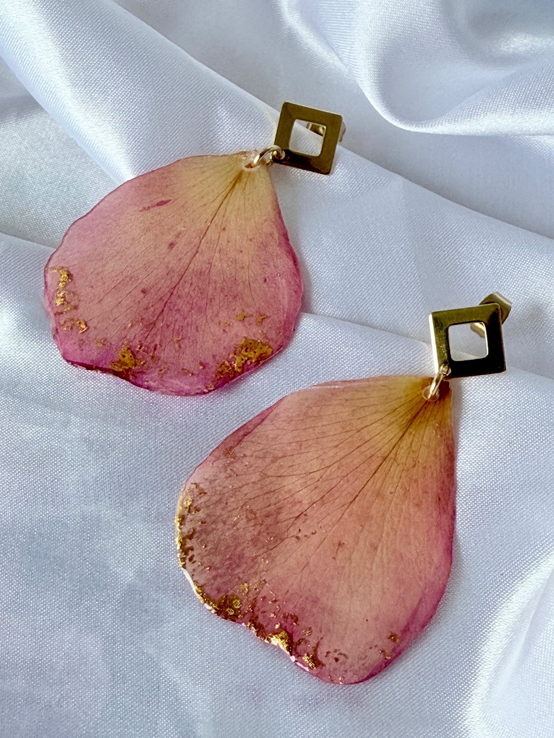 Cercei petale de trandafir roz si rasina - bijuterii - cercei - cercei din rășină - Artynos.ro