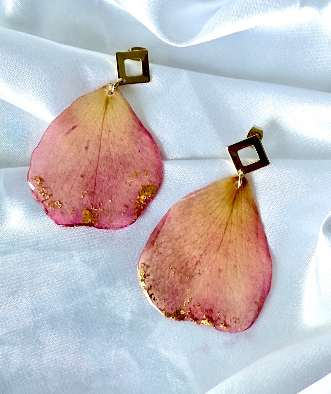 Cercei petale de trandafir roz si rasina - bijuterii - cercei - cercei din rășină - Artynos.ro