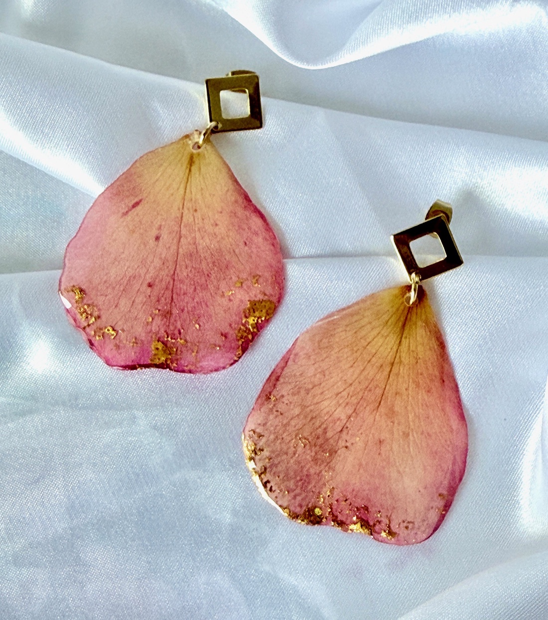 Cercei petale de trandafir roz si rasina - bijuterii - cercei - cercei din rășină - Artynos.ro