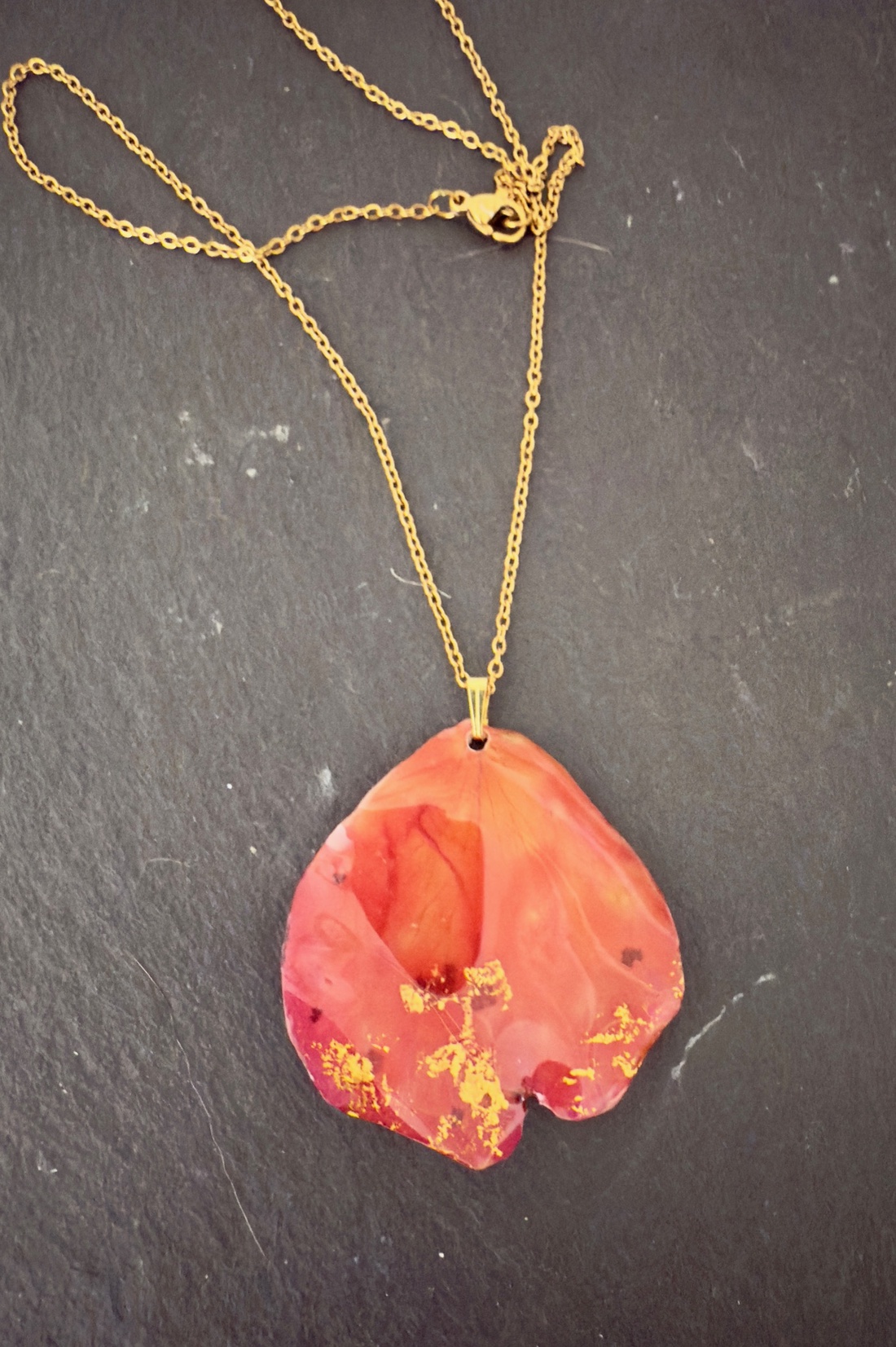 Pandantiv petala trandafir si rasina - bijuterii - coliere - pandative - Artynos.ro