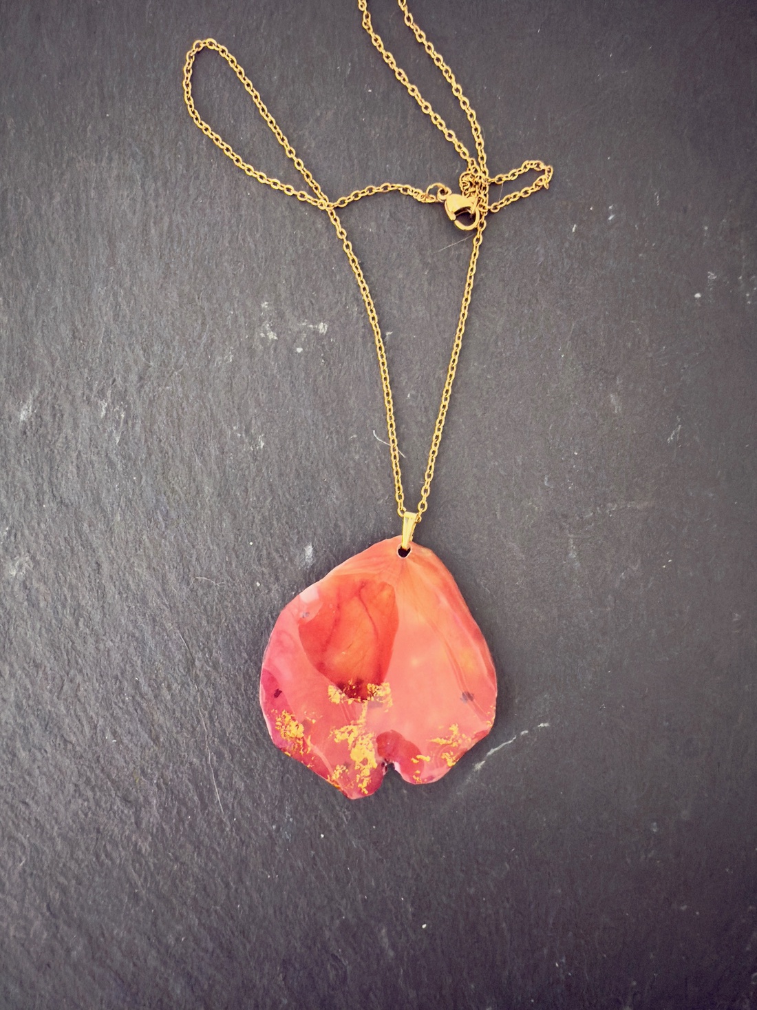 Pandantiv petala trandafir si rasina - bijuterii - coliere - pandative - Artynos.ro