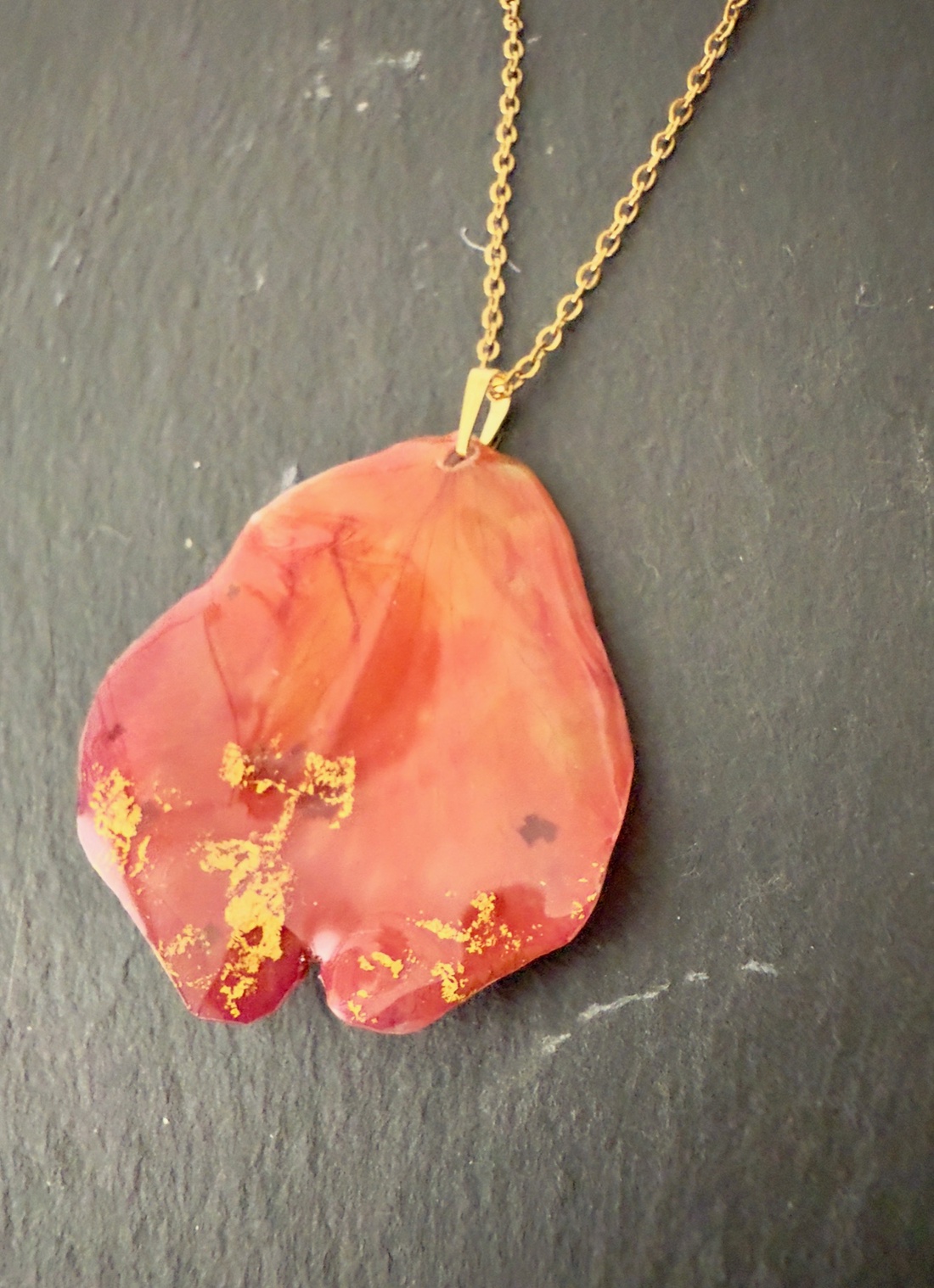 Pandantiv petala trandafir si rasina - bijuterii - coliere - pandative - Artynos.ro