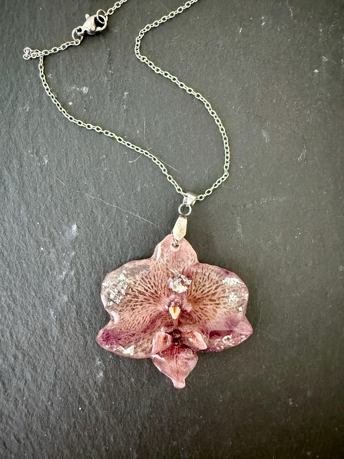 Pandantiv cu orhidde si rasina - bijuterii - coliere - pandative - Artynos.ro