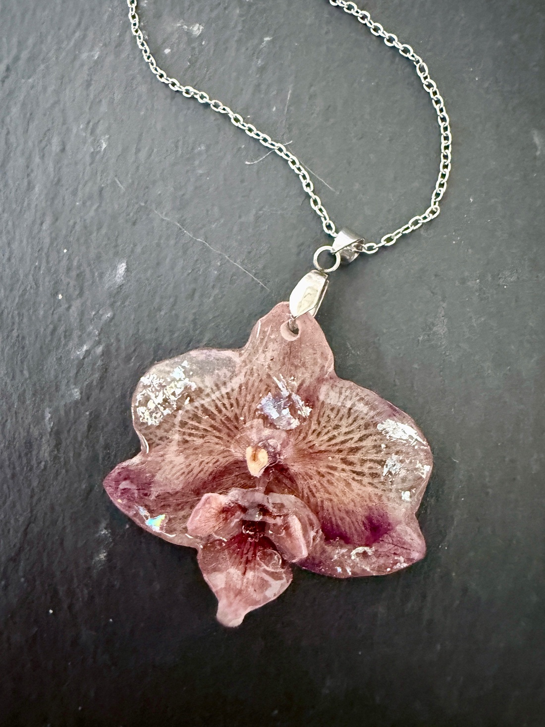 Pandantiv cu orhidde si rasina - bijuterii - coliere - pandative - Artynos.ro