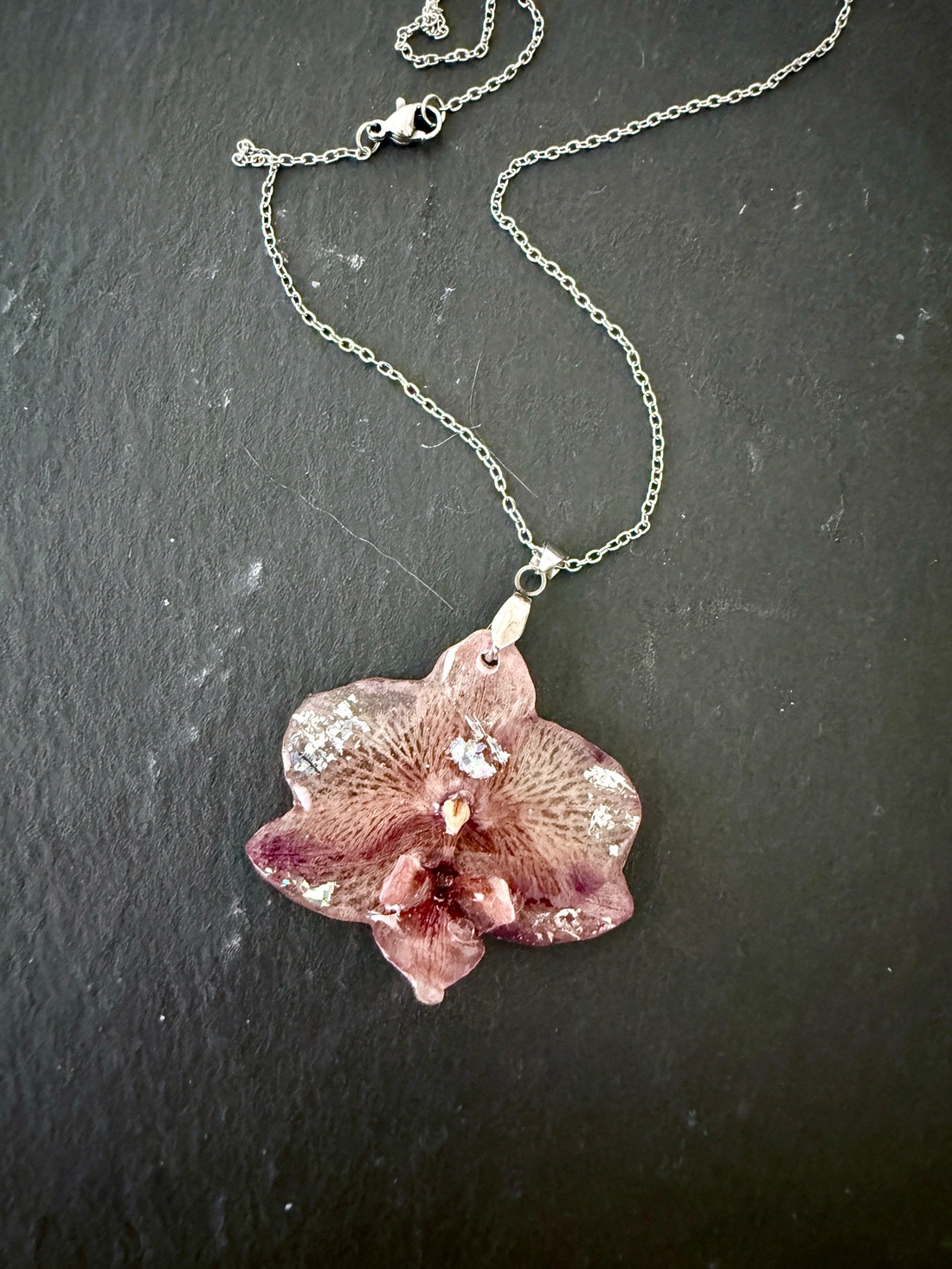 Pandantiv cu orhidde si rasina - bijuterii - coliere - pandative - Artynos.ro