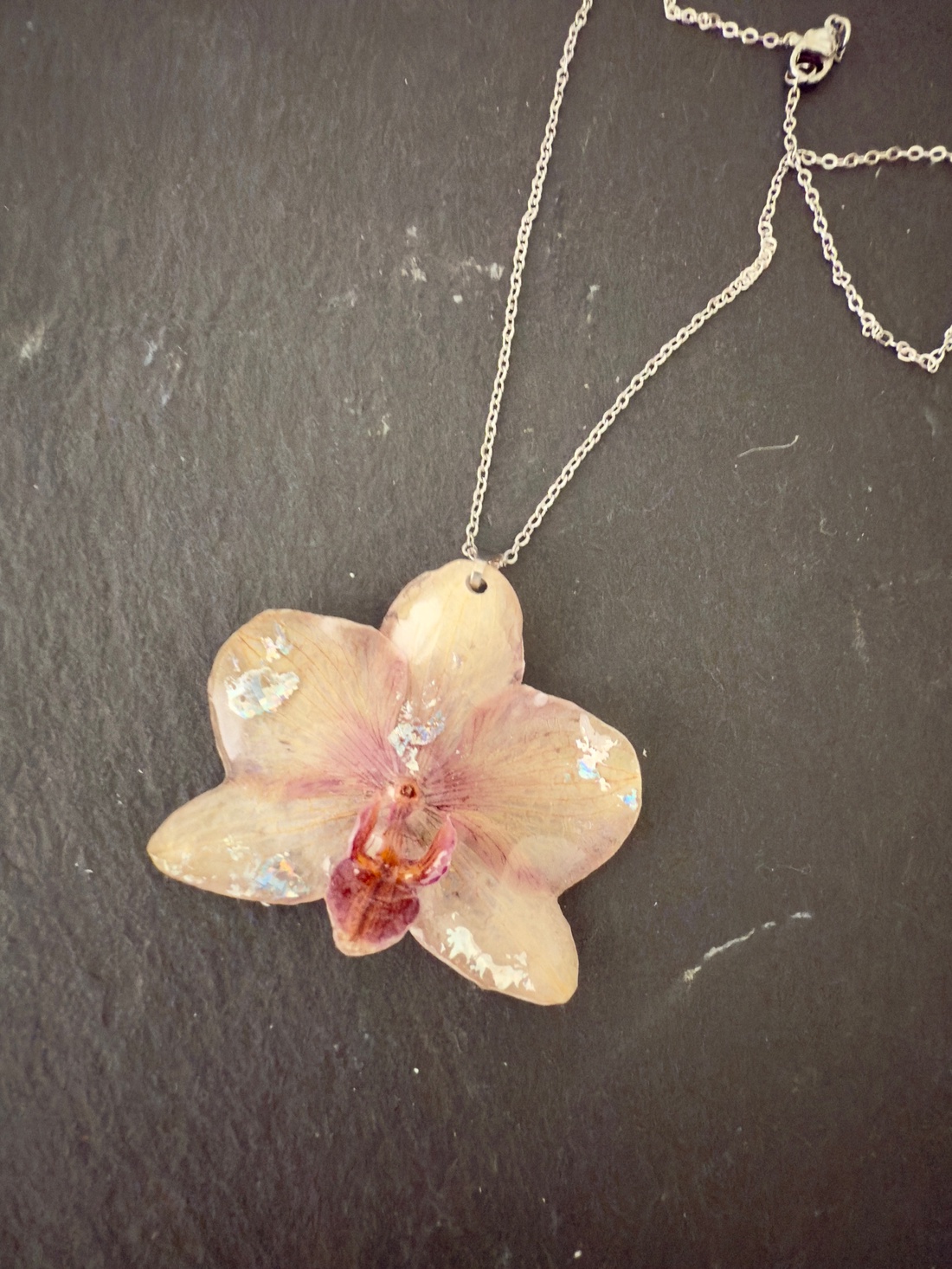 Colier orhidee naturala si rasina - bijuterii - coliere - pandative - Artynos.ro