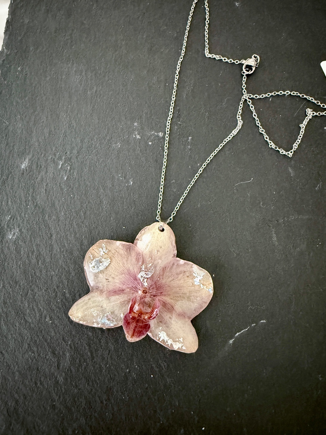 Colier orhidee naturala si rasina - bijuterii - coliere - pandative - Artynos.ro