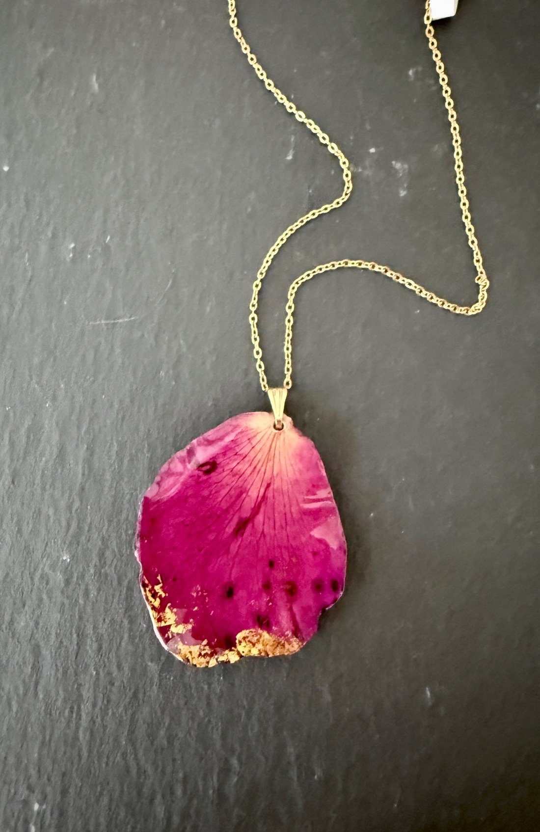 Pandantiv Petala trandafir si rasina uv - bijuterii - coliere - pandative - Artynos.ro