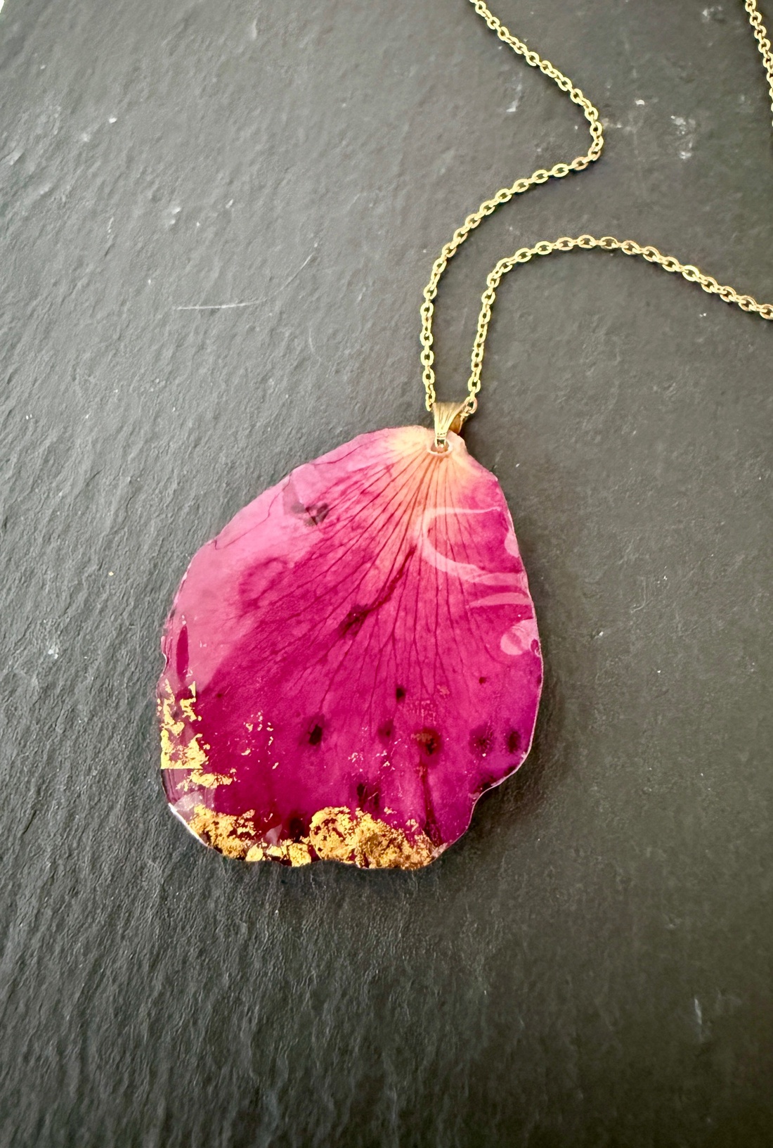 Pandantiv Petala trandafir si rasina uv - bijuterii - coliere - pandative - Artynos.ro