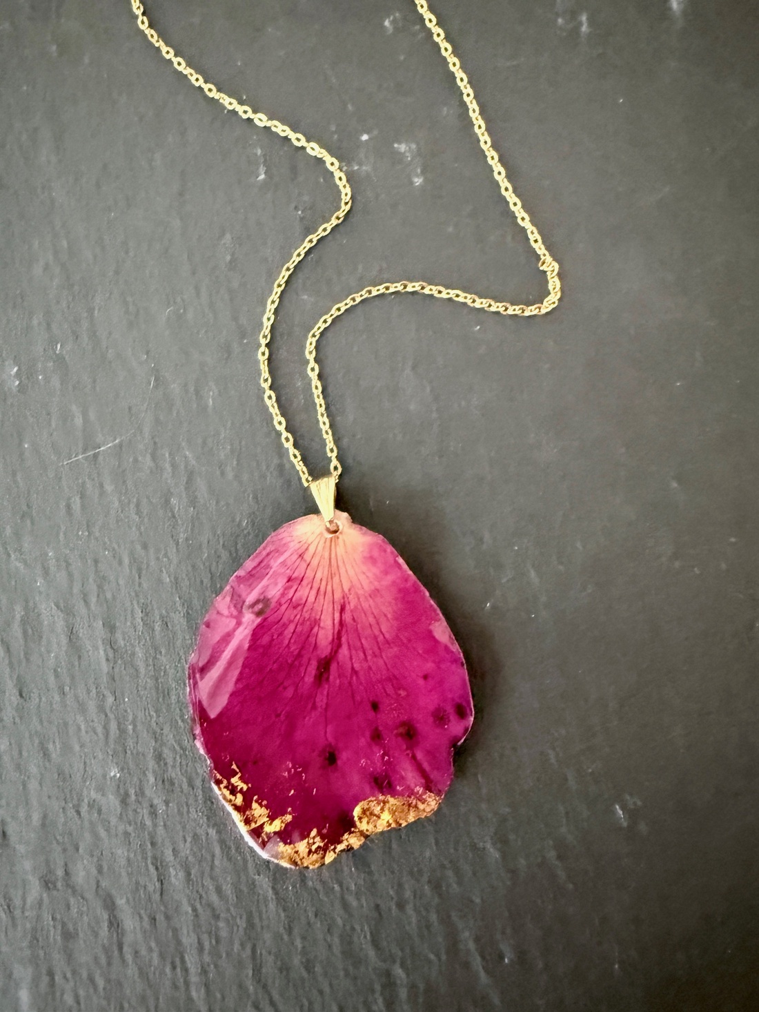 Pandantiv Petala trandafir si rasina uv - bijuterii - coliere - pandative - Artynos.ro