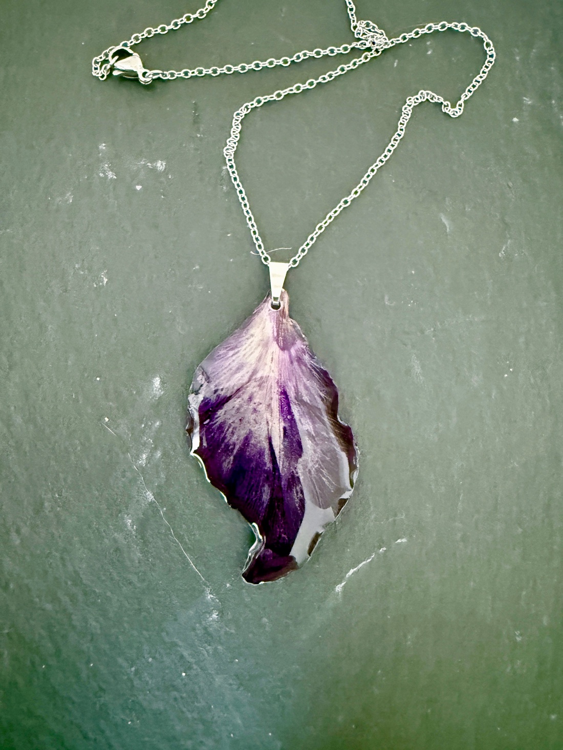 Pandantiv cu petala de gladiola mov si rasina - bijuterii - coliere - coliere cu pandative - Artynos.ro