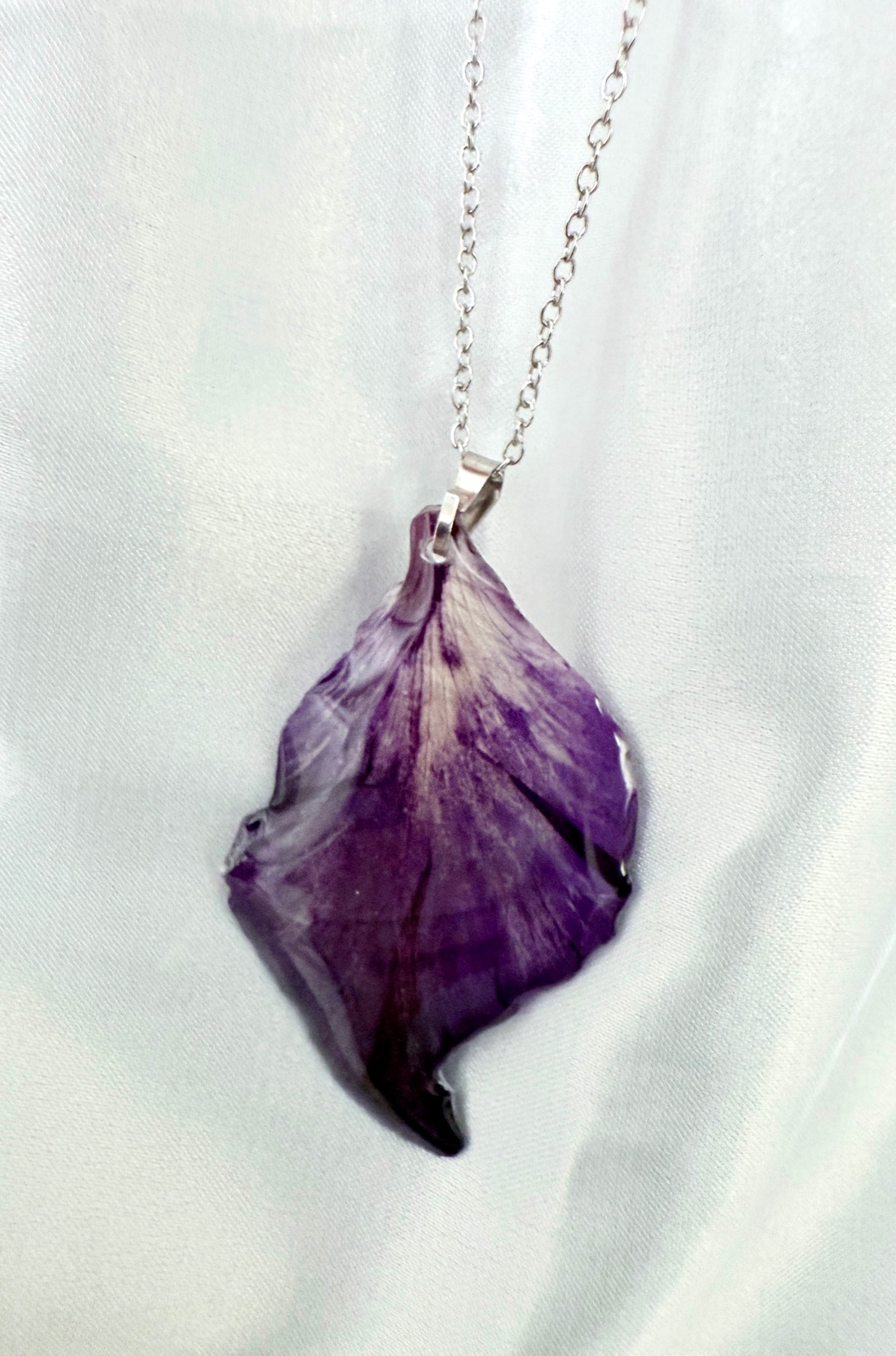 Pandantiv cu petala de gladiola mov si rasina - bijuterii - coliere - coliere cu pandative - Artynos.ro