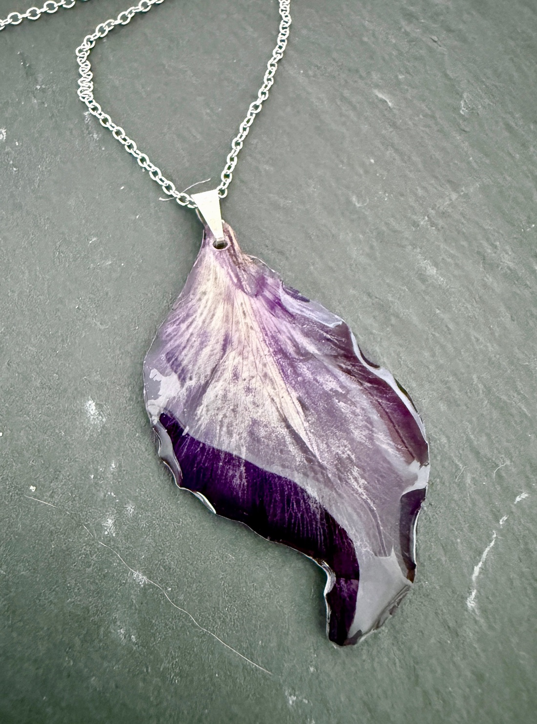 Pandantiv cu petala de gladiola mov si rasina - bijuterii - coliere - coliere cu pandative - Artynos.ro