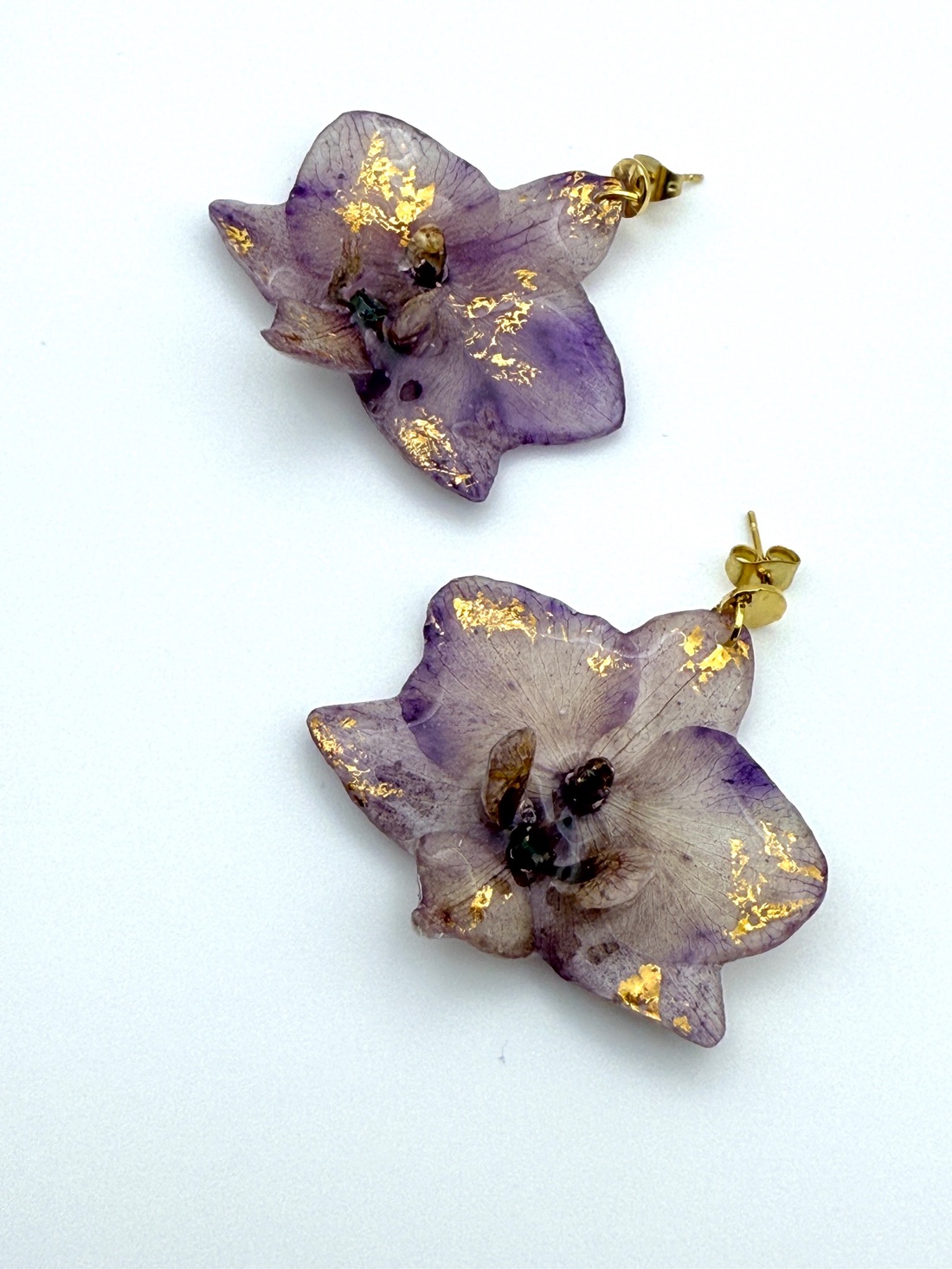 Cercei handmade din flori naturale de orhidee � unicat - bijuterii - cercei - cercei din rășină - Artynos.ro