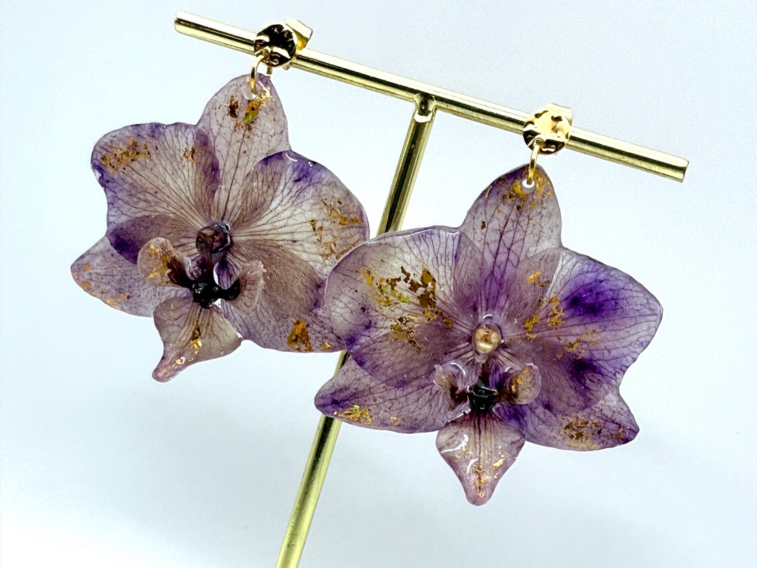 Cercei handmade din flori naturale de orhidee � unicat - bijuterii - cercei - cercei din rășină - Artynos.ro