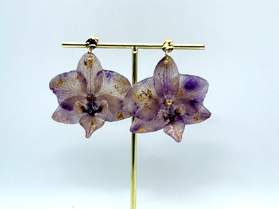 Cercei handmade din flori naturale de orhidee � unicat - bijuterii - cercei - cercei din rășină - Artynos.ro