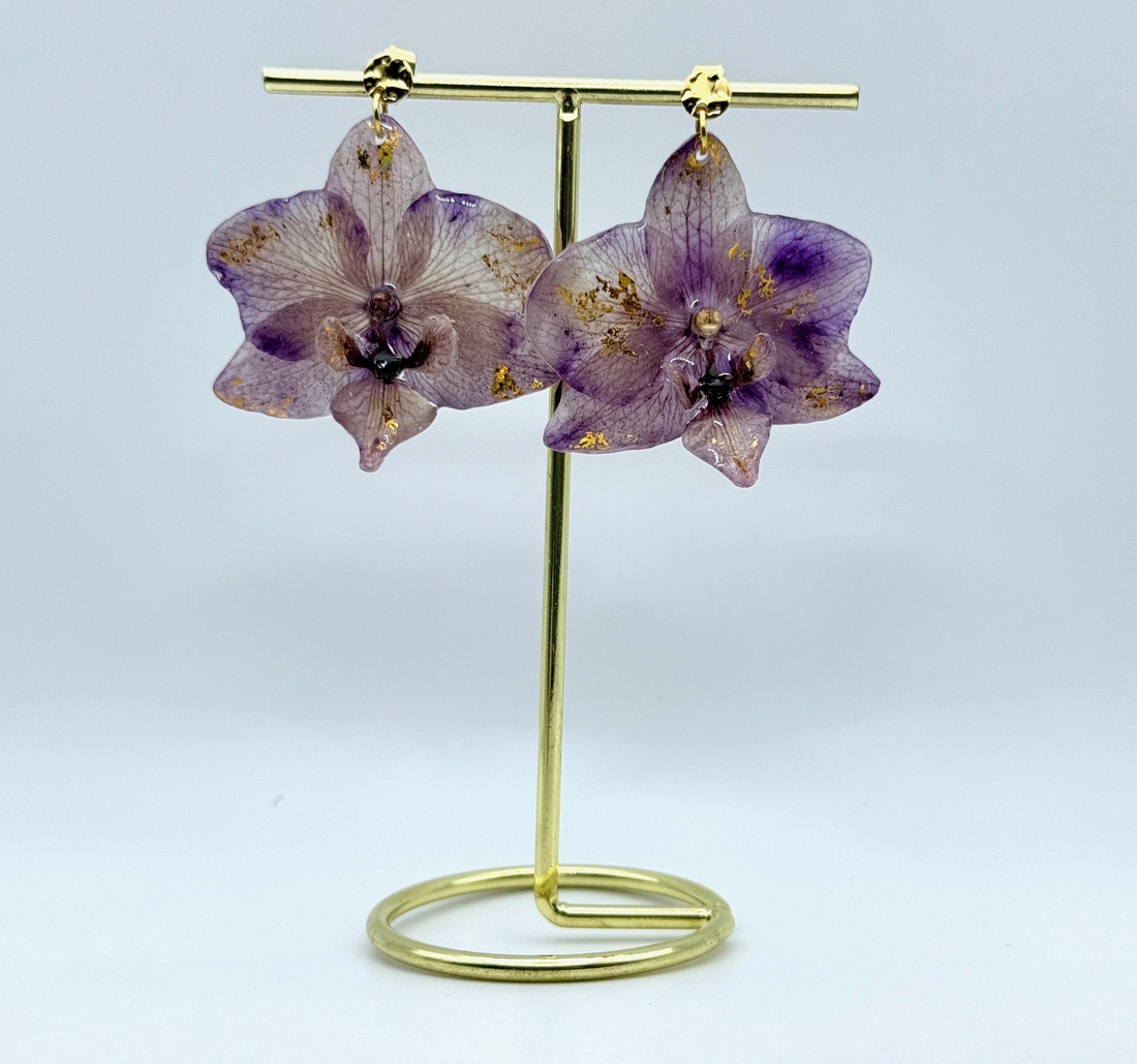 Cercei handmade din flori naturale de orhidee � unicat - bijuterii - cercei - cercei din rășină - Artynos.ro