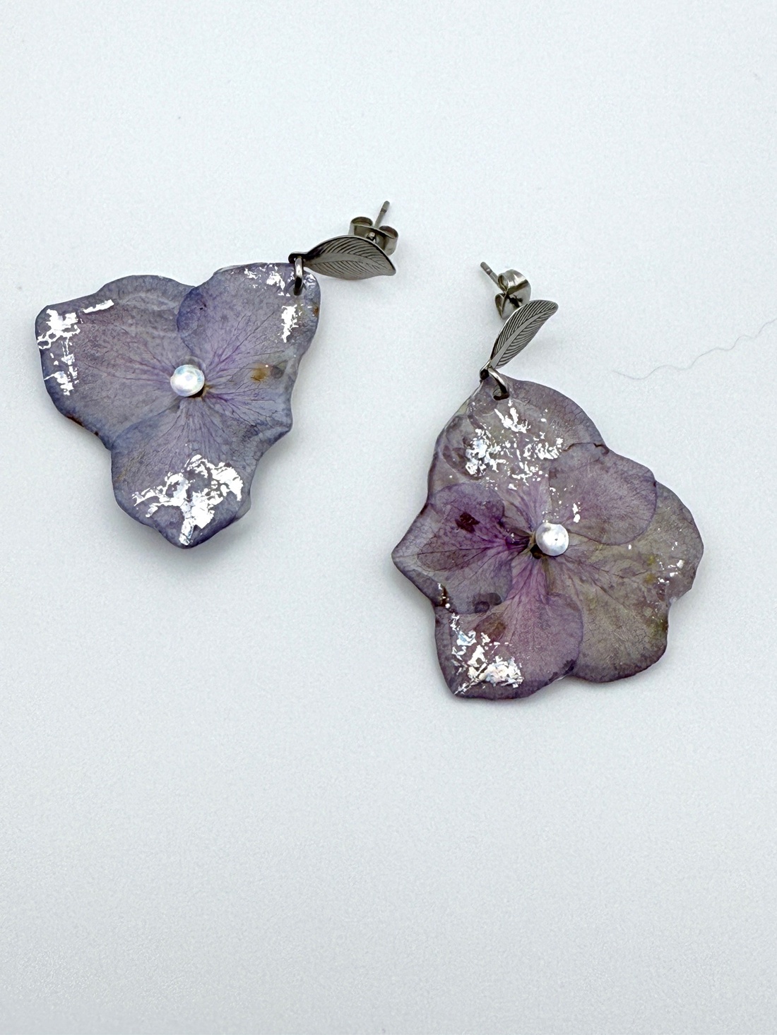 Cercei din flori naturale de hortensie � creație handmade - bijuterii - cercei - cercei din rășină - Artynos.ro