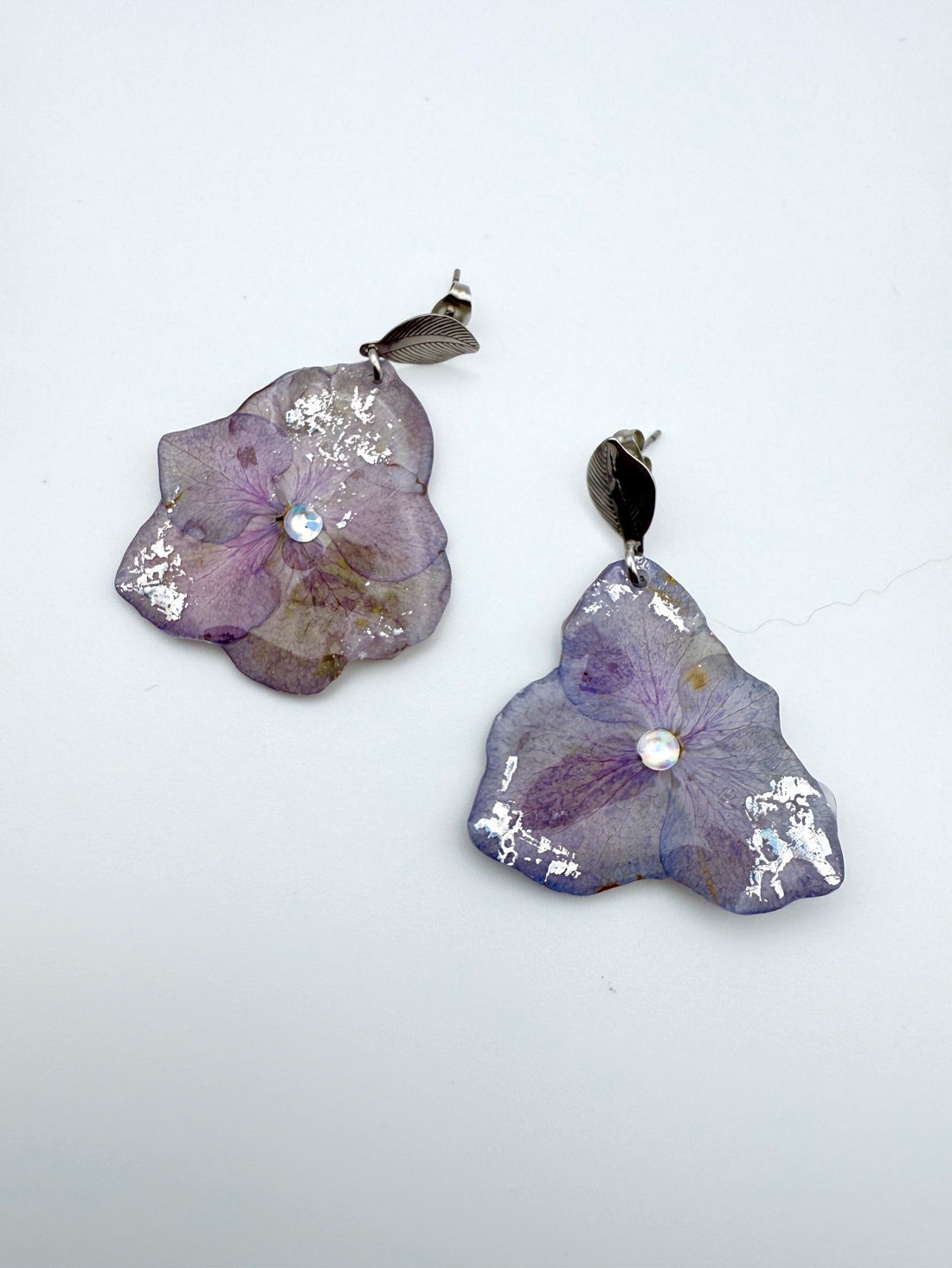 Cercei din flori naturale de hortensie � creație handmade - bijuterii - cercei - cercei din rășină - Artynos.ro