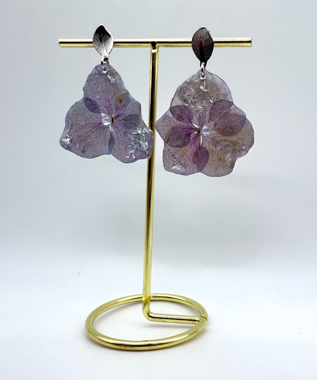 Cercei din flori naturale de hortensie � creație handmade - bijuterii - cercei - cercei din rășină - Artynos.ro