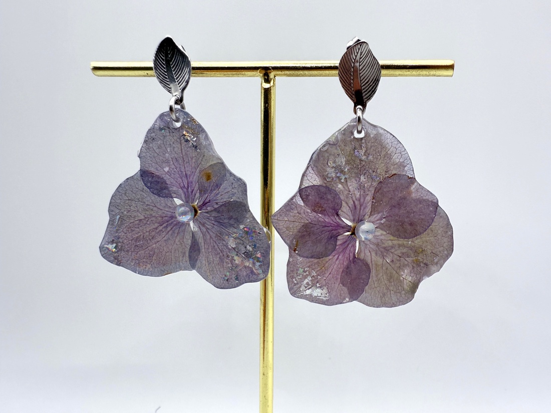 Cercei din flori naturale de hortensie � creație handmade - bijuterii - cercei - cercei din rășină - Artynos.ro