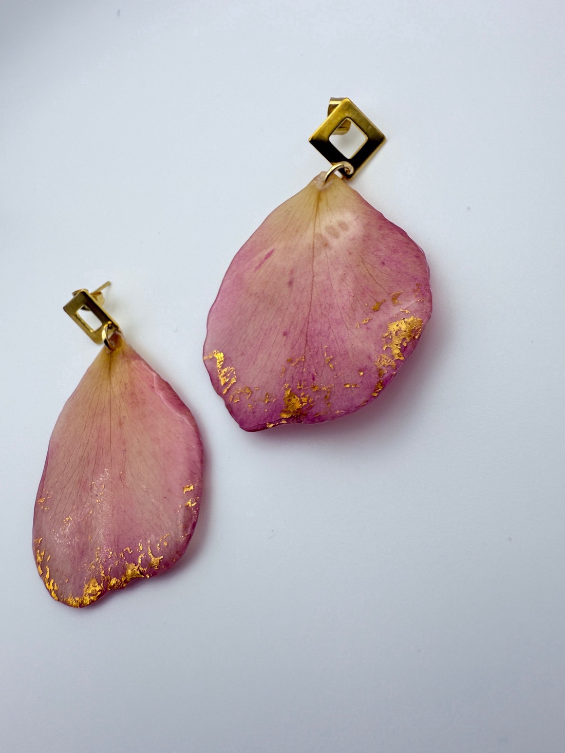 Cercei petale de trandafir roz si rasina - bijuterii - cercei - cercei din rășină - Artynos.ro