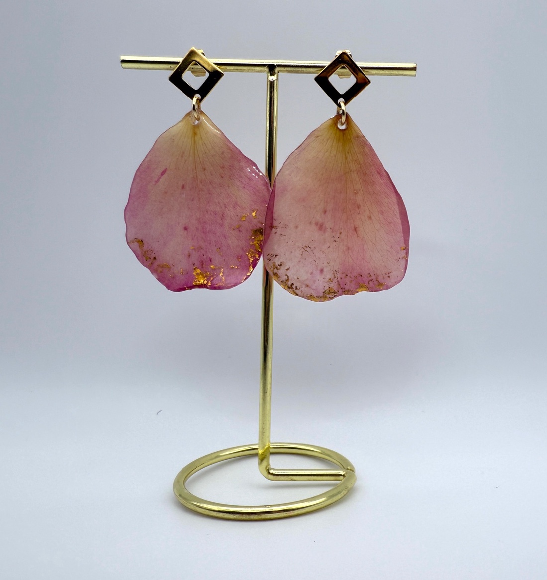 Cercei petale de trandafir roz si rasina - bijuterii - cercei - cercei din rășină - Artynos.ro