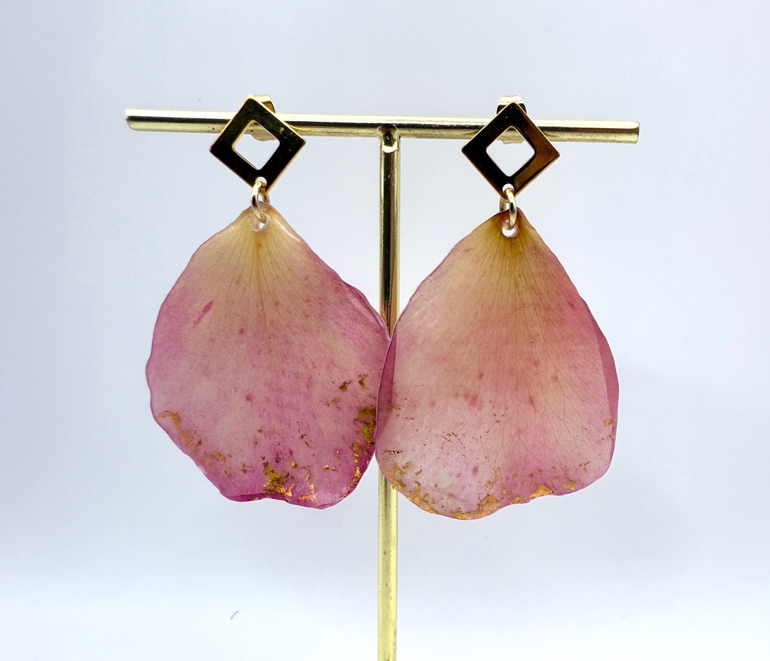 Cercei petale de trandafir roz si rasina - bijuterii - cercei - cercei din rășină - Artynos.ro