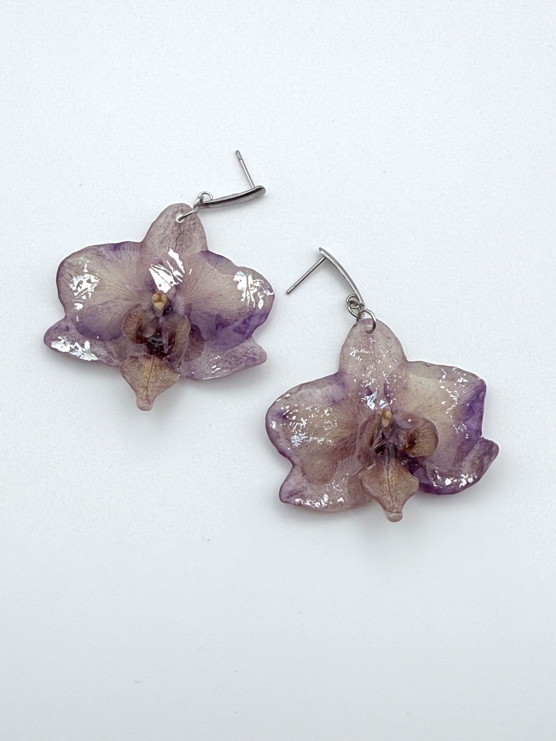 Cercei rasina cu orhidee mov - bijuterii - cercei - cercei din rășină - Artynos.ro
