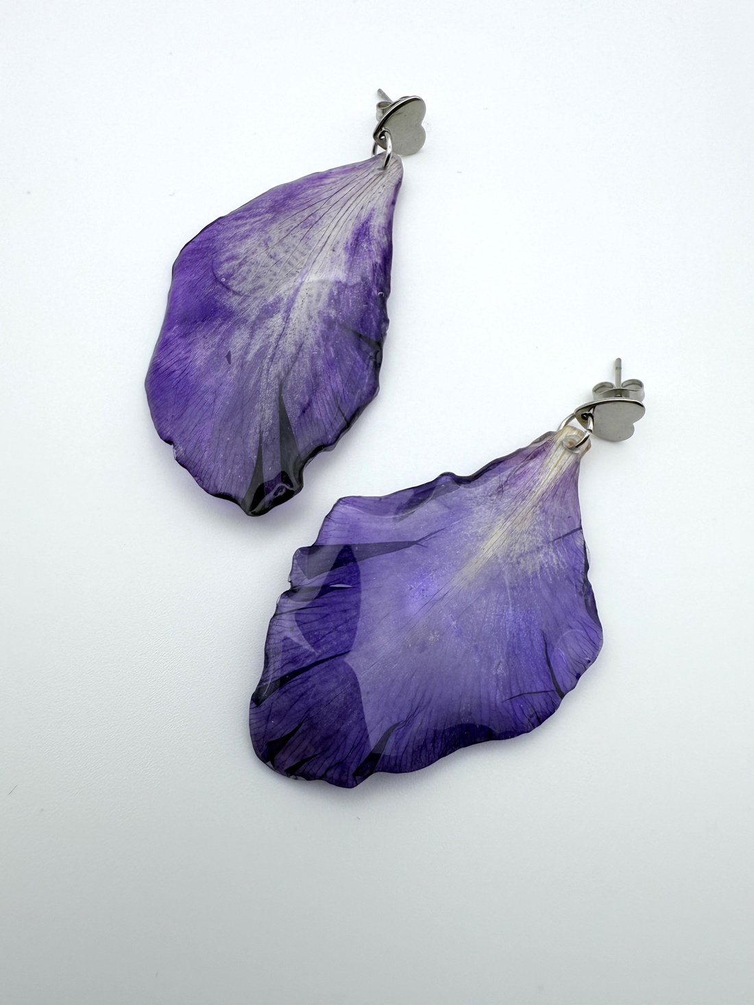 Cercei handmade cu petale de gladiolă mov � flori naturale - bijuterii - cercei - cercei din rășină - Artynos.ro