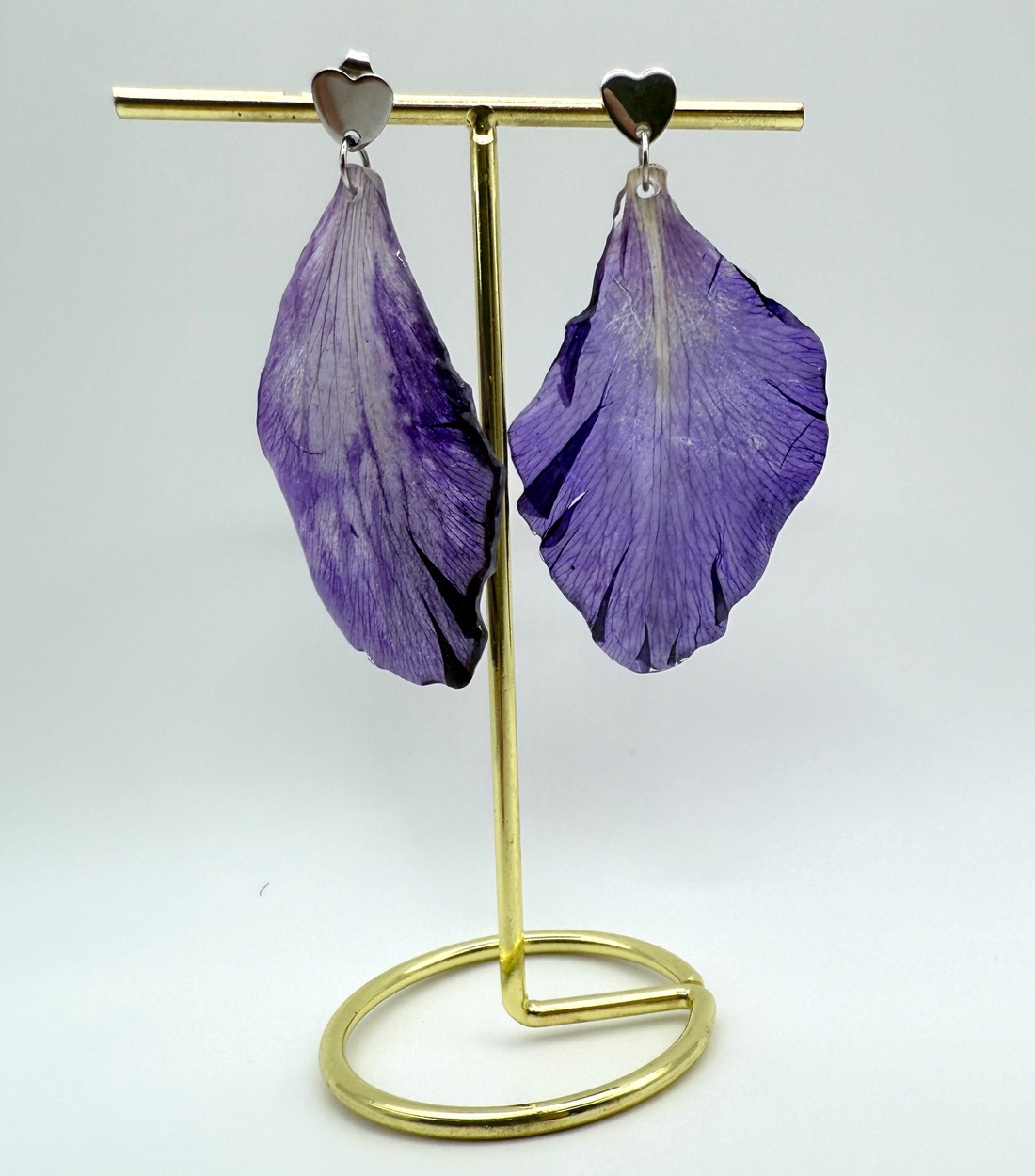 Cercei handmade cu petale de gladiolă mov � flori naturale - bijuterii - cercei - cercei din rășină - Artynos.ro