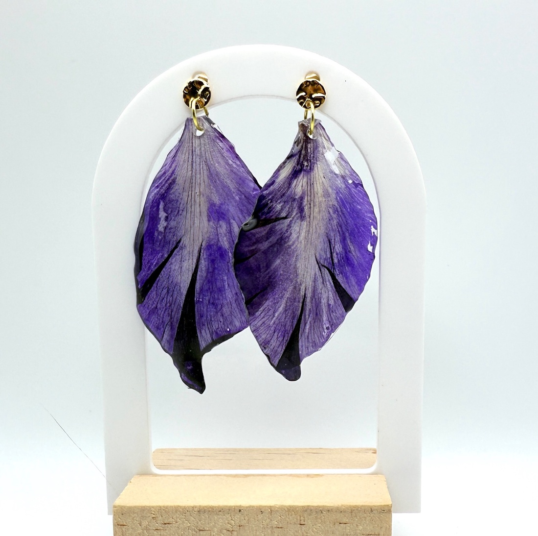 Cercei handmade cu petale de gladiolă mov � flori naturale - bijuterii - cercei - cercei din rășină - Artynos.ro
